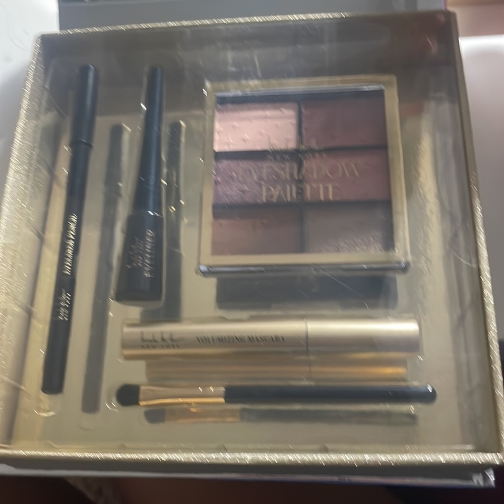 Makeup set - Picture 2 of 3